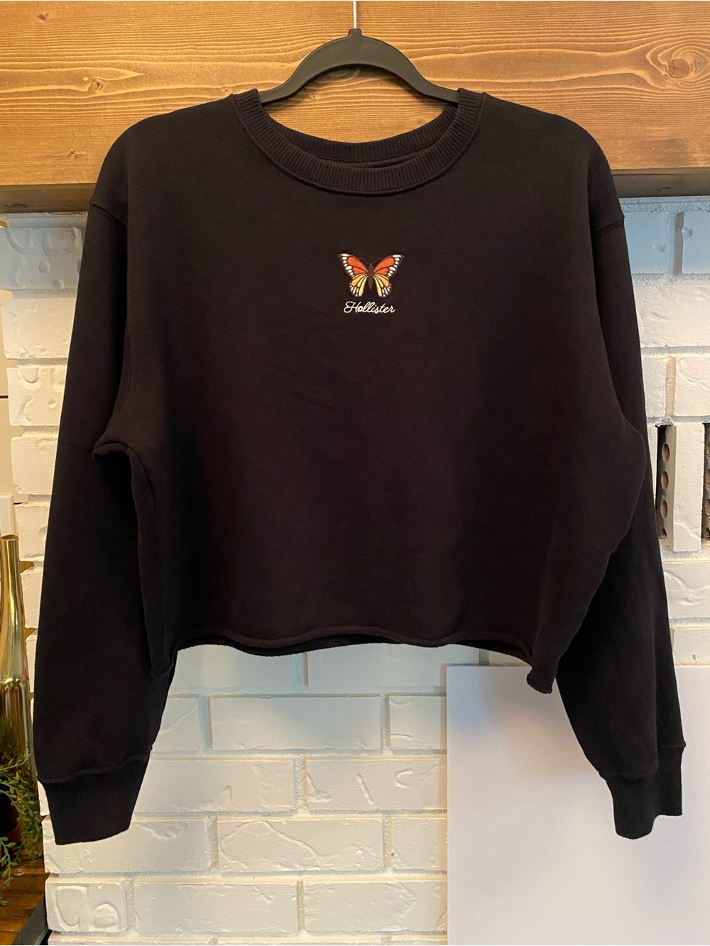 Hollister Black Butterfly Embroidered Cropped Crewneck Sweatshirt Women’s Medium